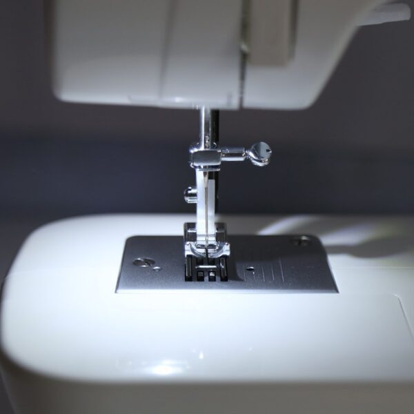 Singer 1304 Sewing Machine 6 Built-in Stitches, 19 Stitches Functions (White) Metal Frame - Image 5